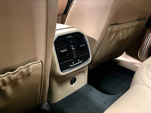 Used 2025 Porsche Macan image 26