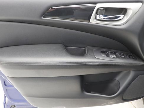 Used 2020 Nissan Pathfinder SV image 15