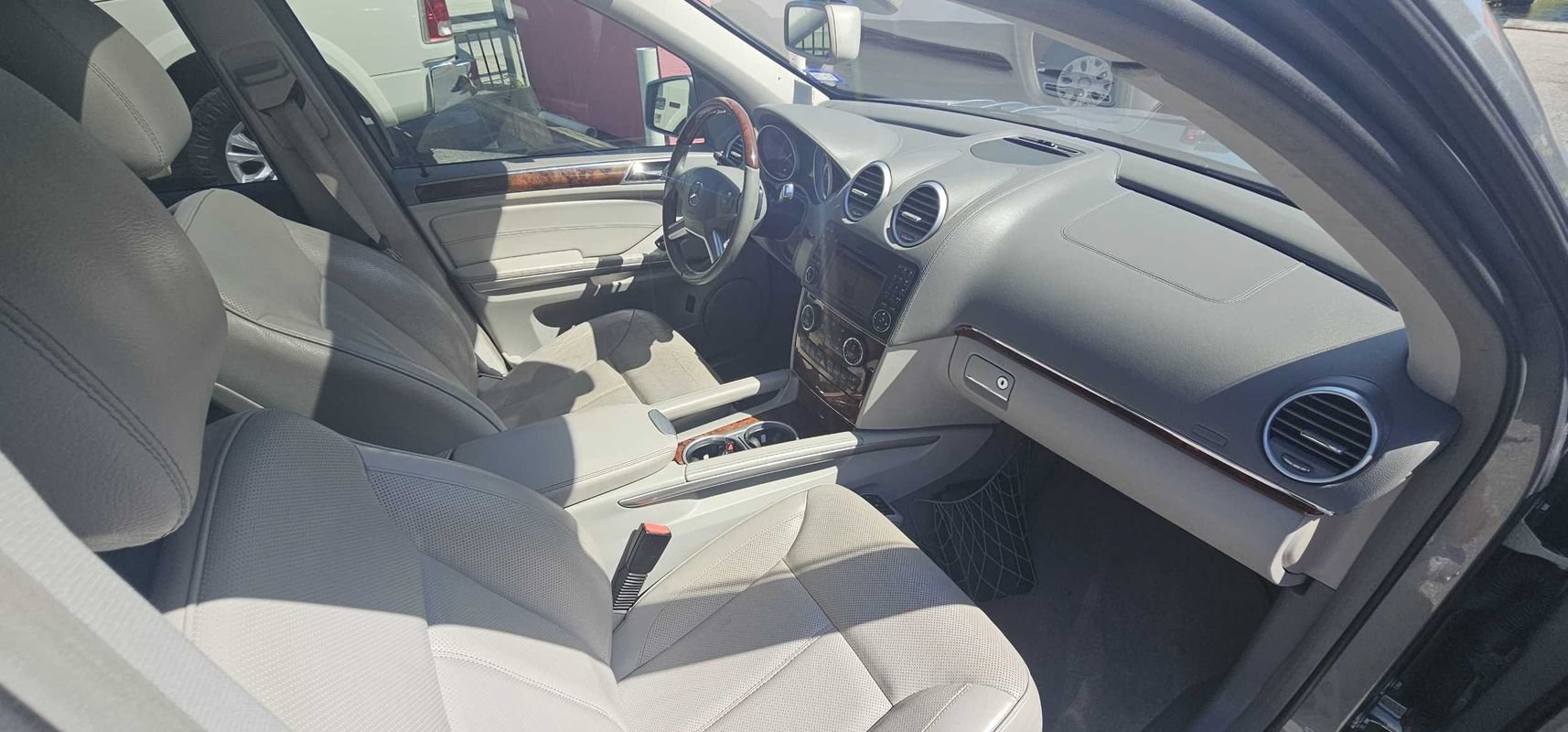 Used 2011 Mercedes-Benz GL 550 4MATIC image 32