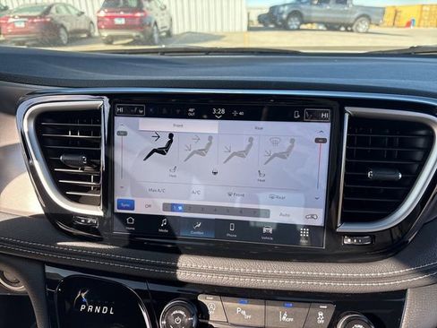 New 2026 Chrysler Pacifica Select image 40