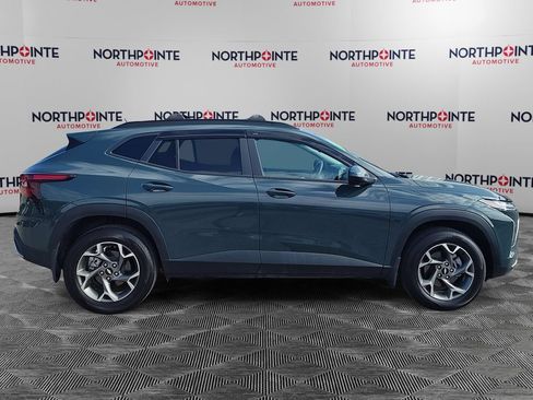 Used 2025 Chevrolet Trax LT FWD image 7