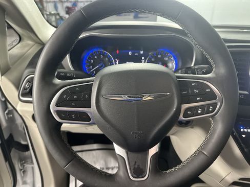 Used 2024 Chrysler Pacifica Touring-L FWD image 14