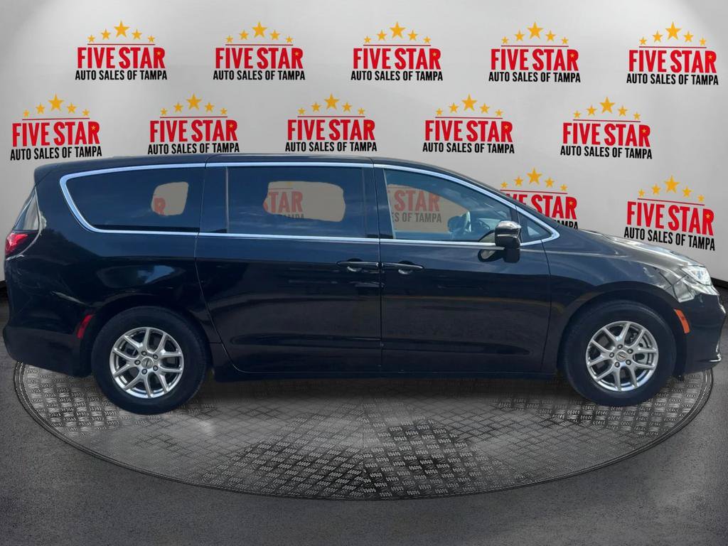 Used 2025 Chrysler Pacifica Select FWD image 8
