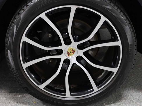 Used 2022 Porsche Cayenne image 38