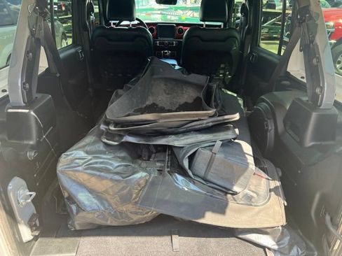 Used 2018 Jeep Wrangler Unlimited Rubicon w/ Dual Top Group AWD/4WD image 12