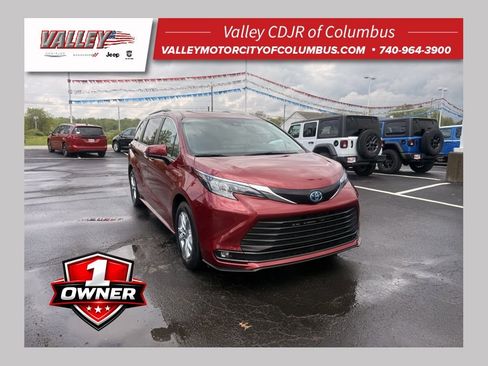 Used 2025 Toyota Sienna XLE w/ XLE Plus Package AWD/4WD image 1