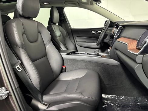 Used 2023 Volvo XC60 B5 Plus AWD/4WD image 12