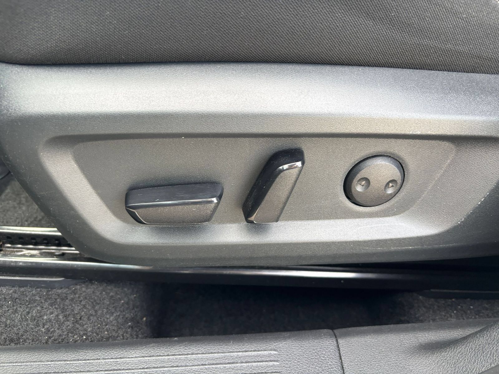 Used 2025 Nissan Rogue SV FWD image 21