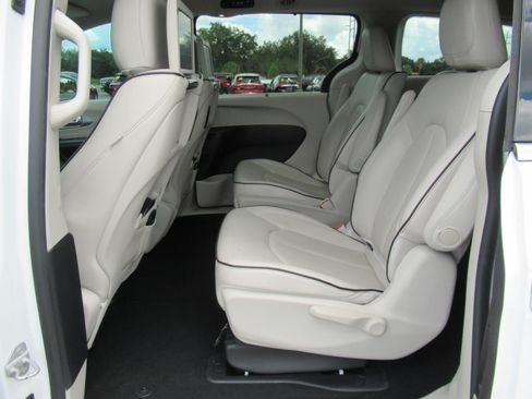 Used 2017 Chrysler Pacifica Platinum FWD image 35