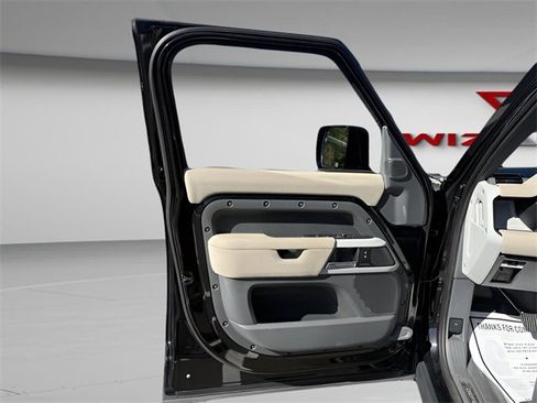 Used 2022 Land Rover Defender 110 X-Dynamic SE image 10