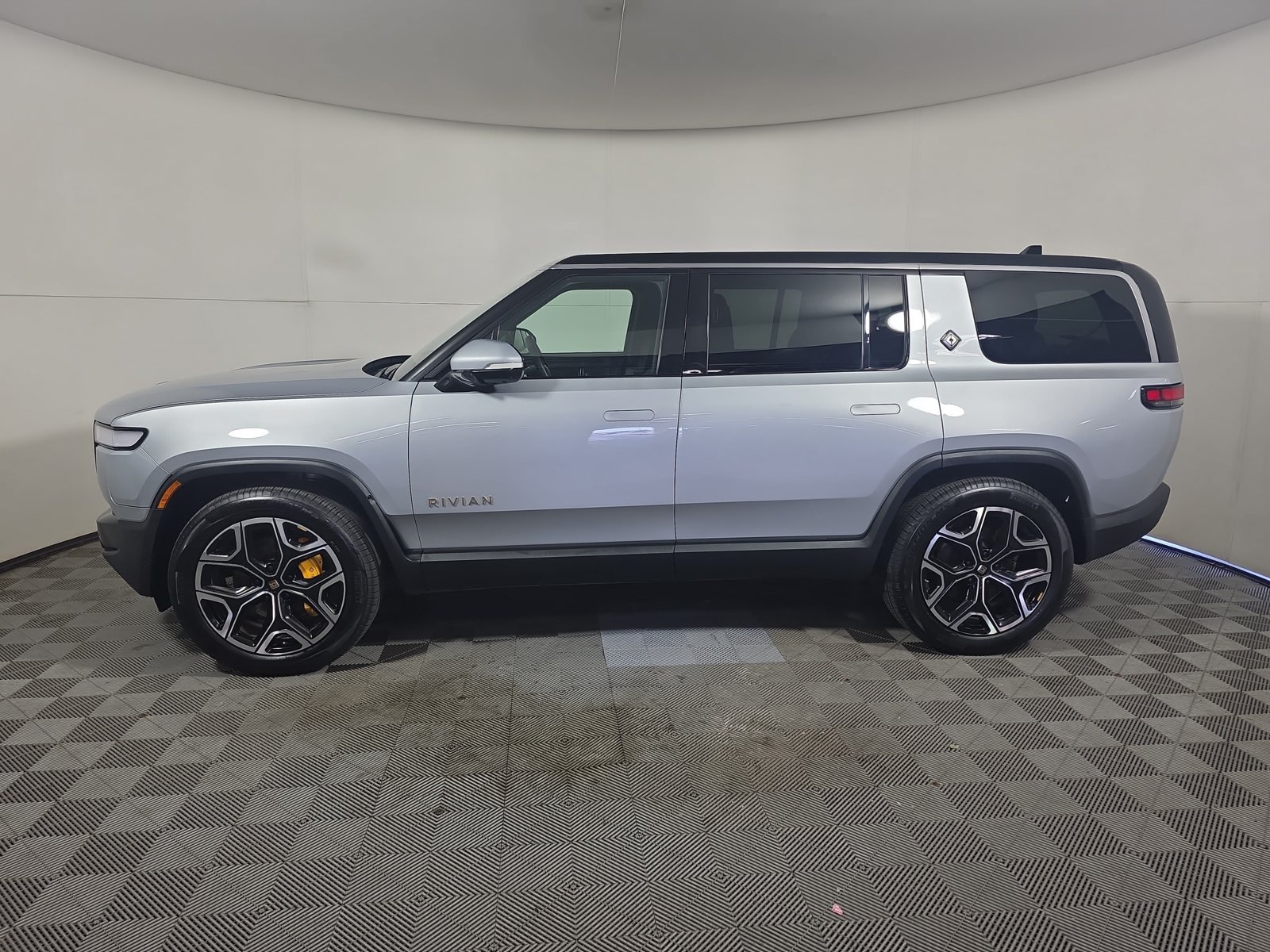 Used 2022 Rivian R1S Launch Edition Quad AWD/4WD image 2