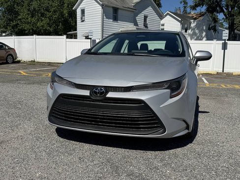 Used 2023 Toyota Corolla LE FWD image 2