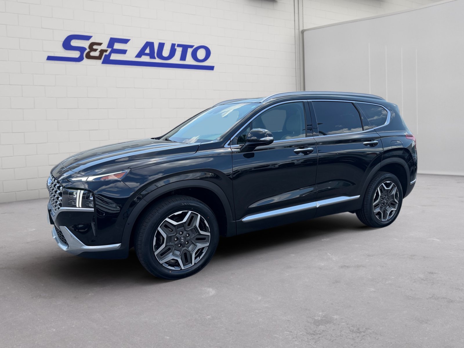 Used 2023 Hyundai Santa Fe Limited w/ Cargo Package AWD/4WD image 1