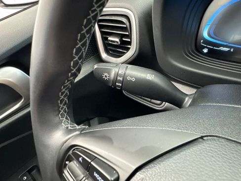 Used 2025 Hyundai Venue SEL FWD image 22