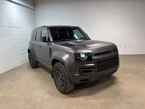 Used 2025 Land Rover Defender 110 image 4