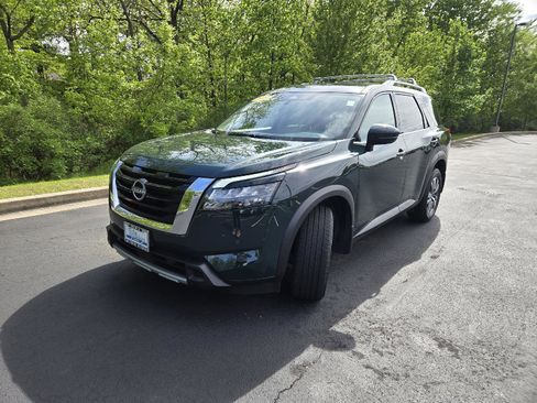 Used 2025 Nissan Pathfinder SL AWD/4WD image 4