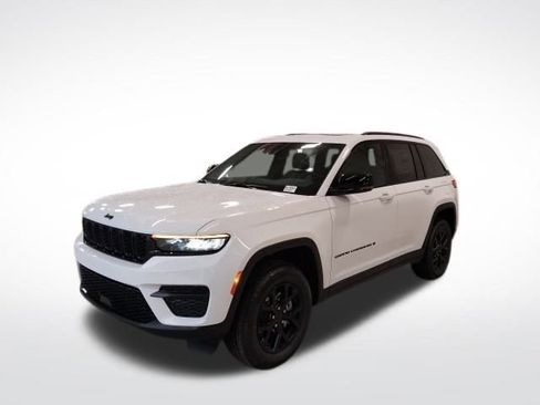 New 2025 Jeep Grand Cherokee Altitude image 8