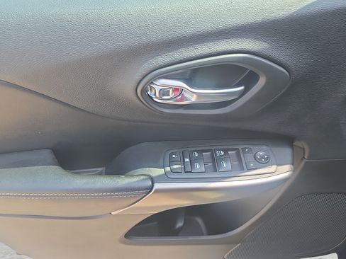 Used 2020 Jeep Cherokee Latitude FWD image 16
