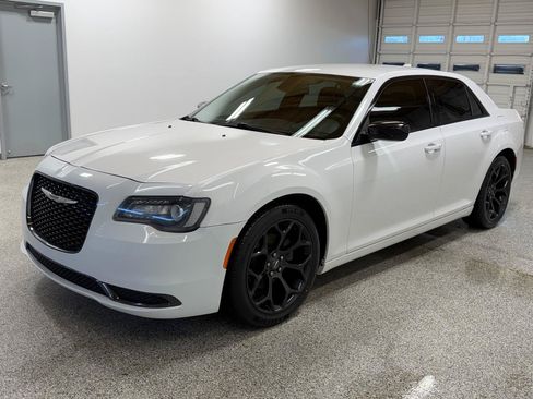 Used 2019 Chrysler 300 Touring w/ Sport Appearance Package RWD image 8