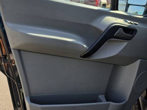 Used 2015 Freightliner Sprinter 2500 RWD image 9