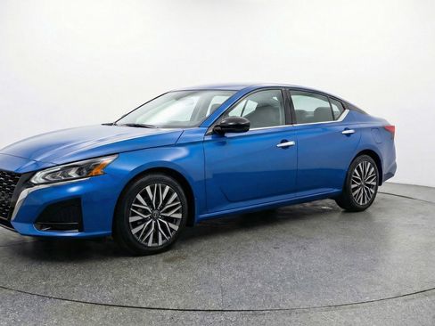 Used 2025 Nissan Altima 2.5 SV image 3