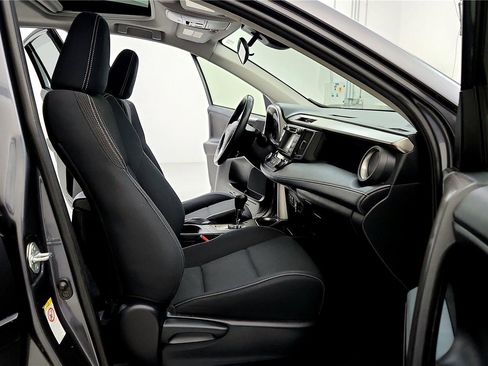 Used 2018 Toyota RAV4 XLE w/ Carpet Mat Package image 17