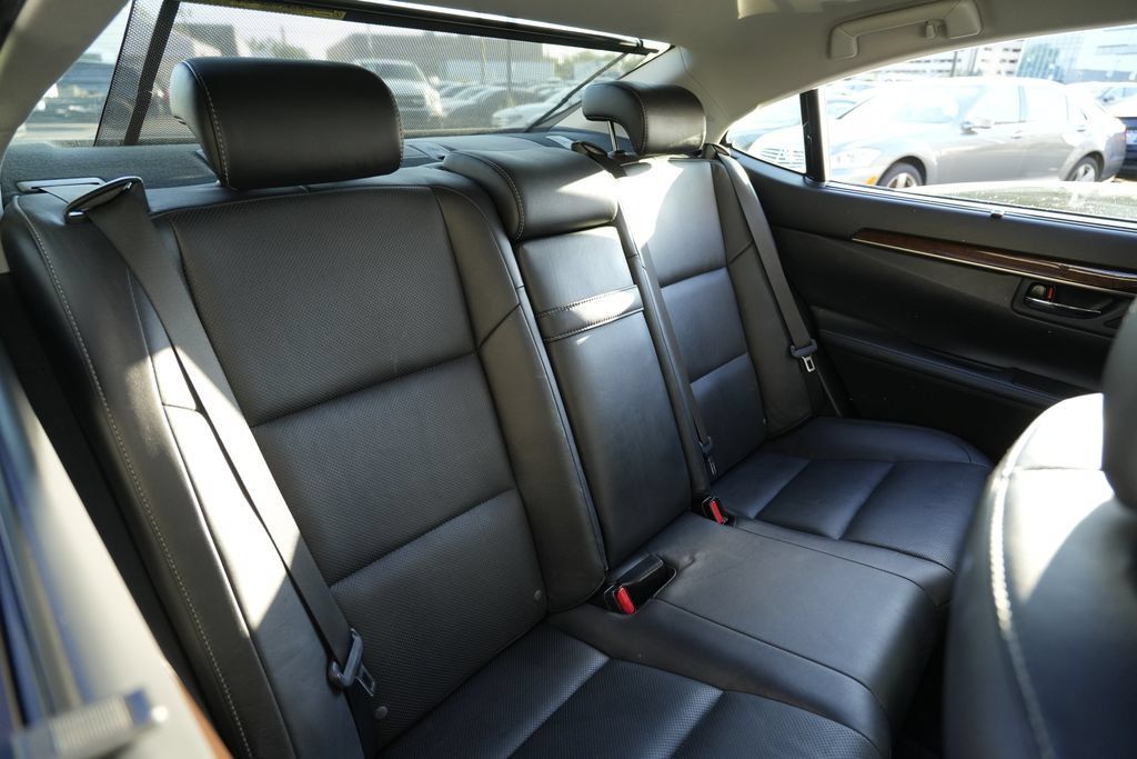 Used 2015 Lexus ES 350 w/ Ultra Luxury Package FWD image 29