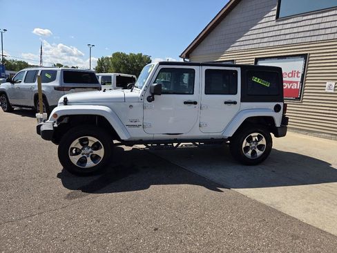 Used 2017 Jeep Wrangler Unlimited Sahara w/ Dual Top Group AWD/4WD image 8