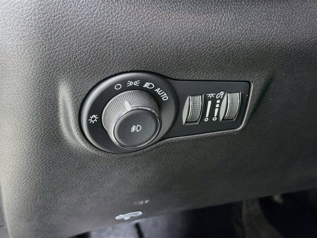 Used 2025 Jeep Compass Latitude w/ Altitude Special Edition AWD/4WD image 13