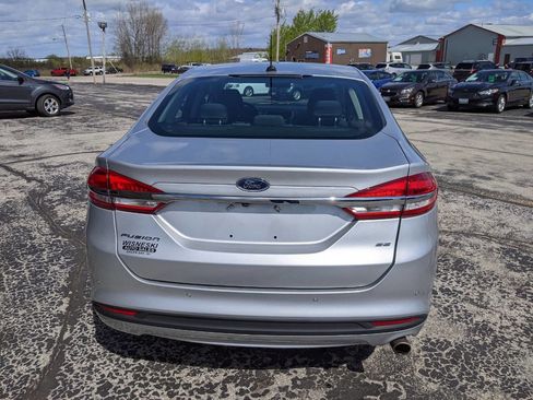 Used 2017 Ford Fusion SE w/ Fusion SE Technology Package FWD image 4