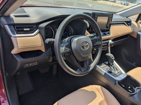 Used 2022 Toyota RAV4 LE AWD/4WD image 16