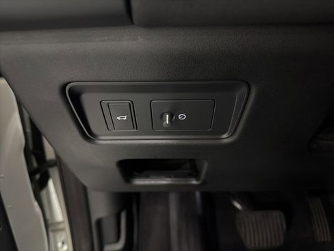 Used 2021 Land Rover Discovery S image 16