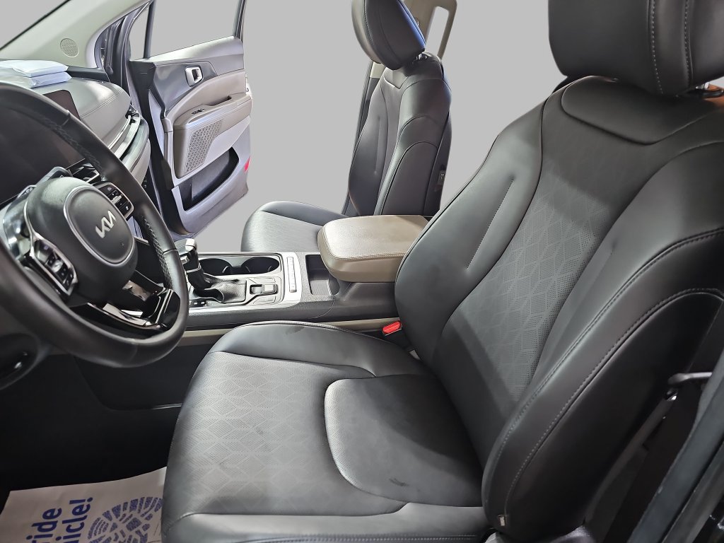 Used 2025 Kia Carnival FWD image 19