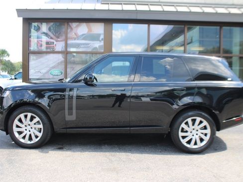 Used 2025 Land Rover Range Rover SE image 2