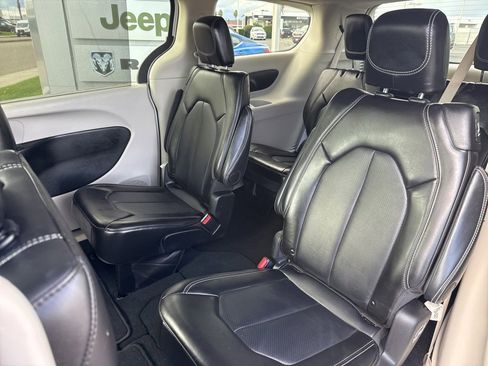 Used 2024 Chrysler Pacifica Touring-L image 16