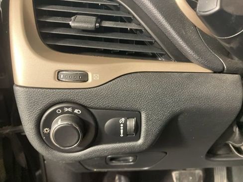 Used 2016 Jeep Cherokee Sport image 10