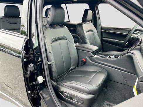 New 2025 Jeep Grand Cherokee Limited w/ Black Appearance Package image 41