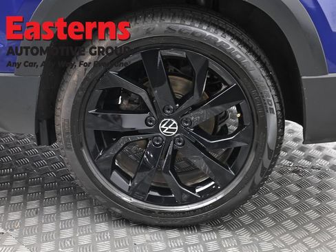 Used 2022 Volkswagen Taos SE w/ Panoramic Sunroof Package FWD image 33