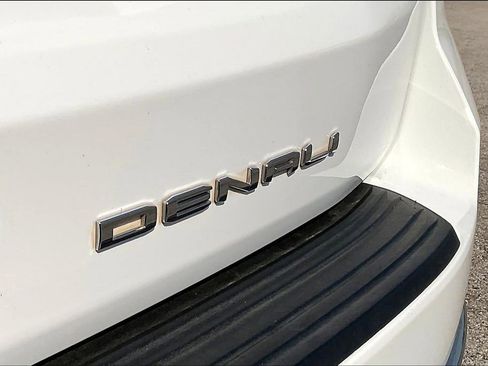 Used 2021 GMC Yukon Denali w/ Denali Premium Package image 34