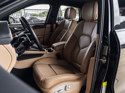 Certified 2024 Porsche Macan AWD/4WD image 5