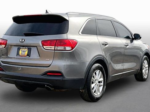 Used 2018 Kia Sorento FWD image 2