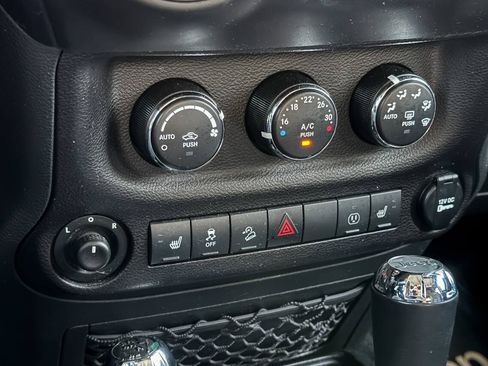Used 2018 Jeep Wrangler Unlimited Sahara w/ Dual Top Group AWD/4WD image 28