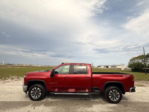 Used 2022 Chevrolet Silverado 2500 LT w/ Convenience Package AWD/4WD image 2