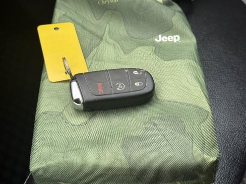 Used 2021 Jeep Compass Latitude AWD/4WD image 35