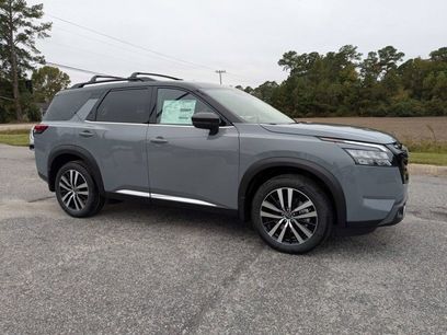 New 2025 Nissan Pathfinder Platinum w/ Black Appearance Package