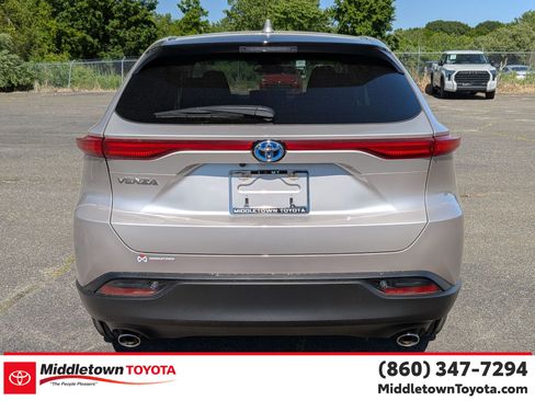 Used 2024 Toyota Venza LE AWD/4WD image 4