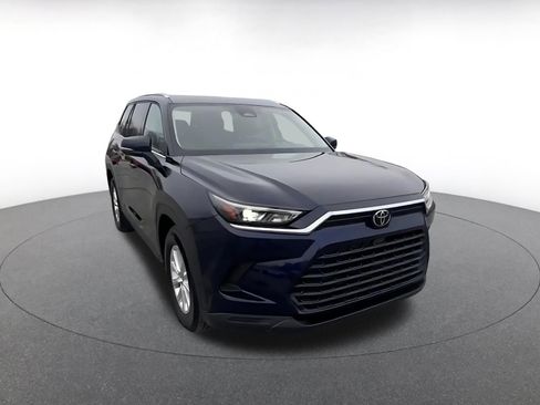 Used 2025 Toyota Grand Highlander XLE image 3