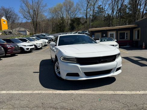 Used 2019 Dodge Charger SXT w/ Leather Interior Group RWD image 17