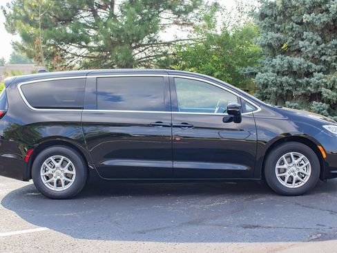 Used 2025 Chrysler Pacifica Select FWD image 11