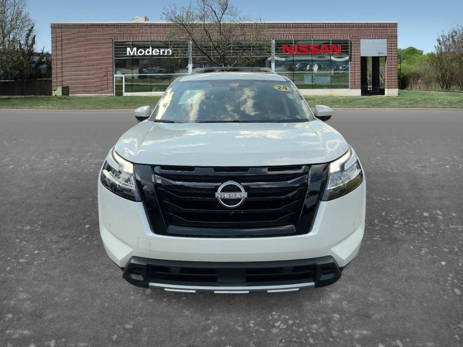 Certified 2024 Nissan Pathfinder Platinum w/ Black Appearance Package AWD/4WD image 6